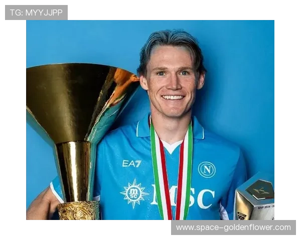 麦克托米奈双响后掀球衣悼念祖父，全场掌声雷动