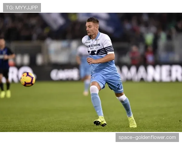 特写:因莫比莱在拉齐奥主场完成告别战,球迷起立鼓掌致敬 特写:因莫比莱在拉齐奥主场完成告别战,球迷起立鼓掌致敬